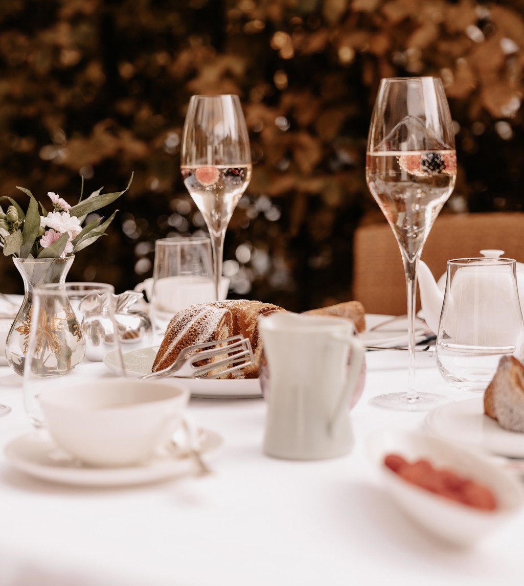 Gedeckter Tisch mit Kaffee und Kuchen