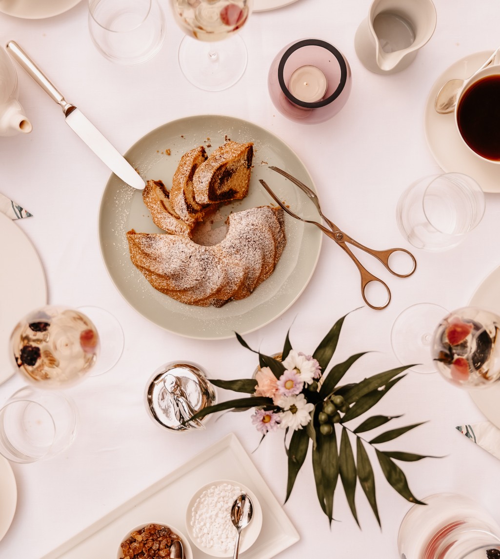 Gedeckter Tisch mit Kaffee und Kuchen im Hubertus Boutiquehotel