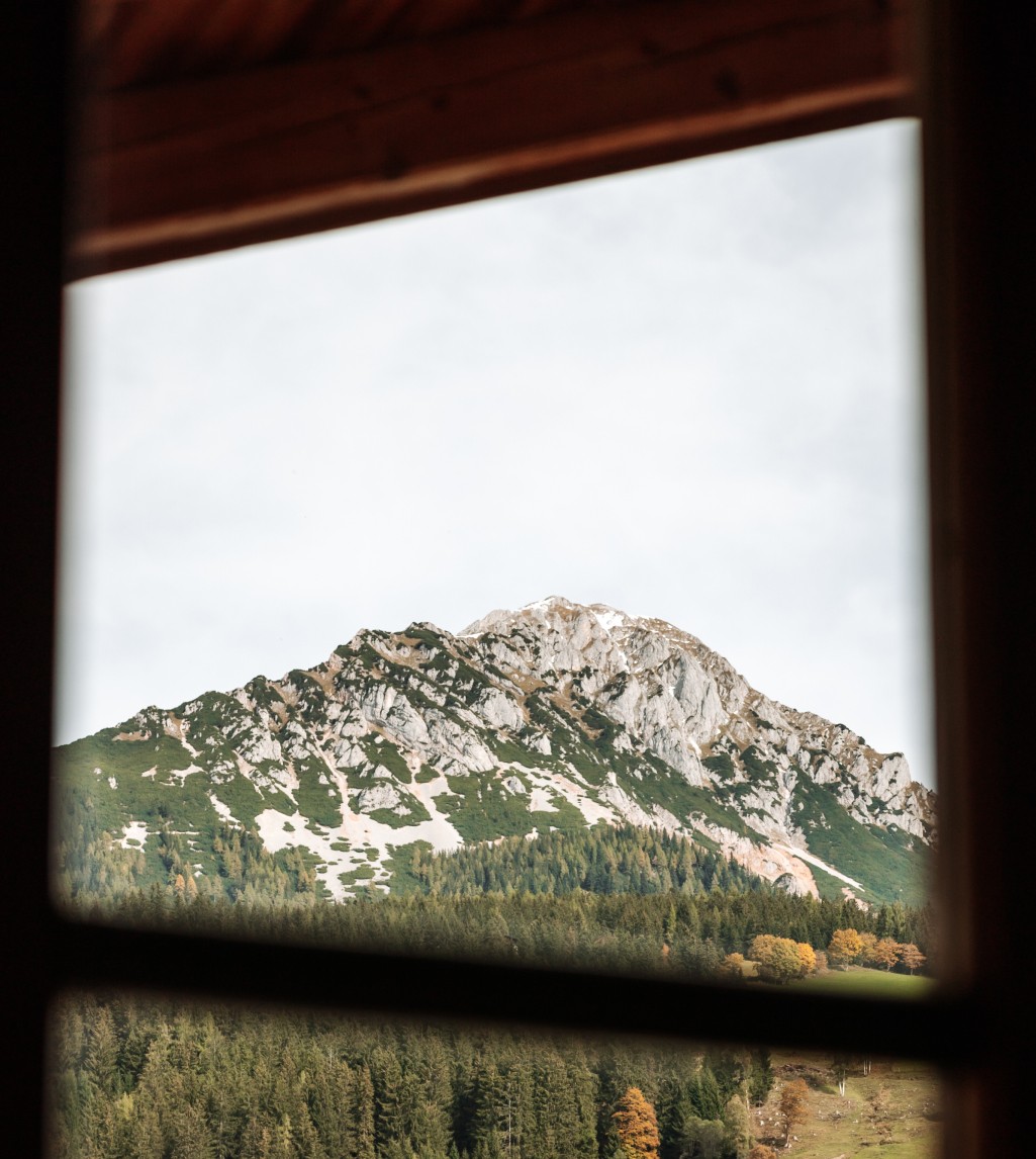 Atemberaubender Bergblick aus einem Zimmer 