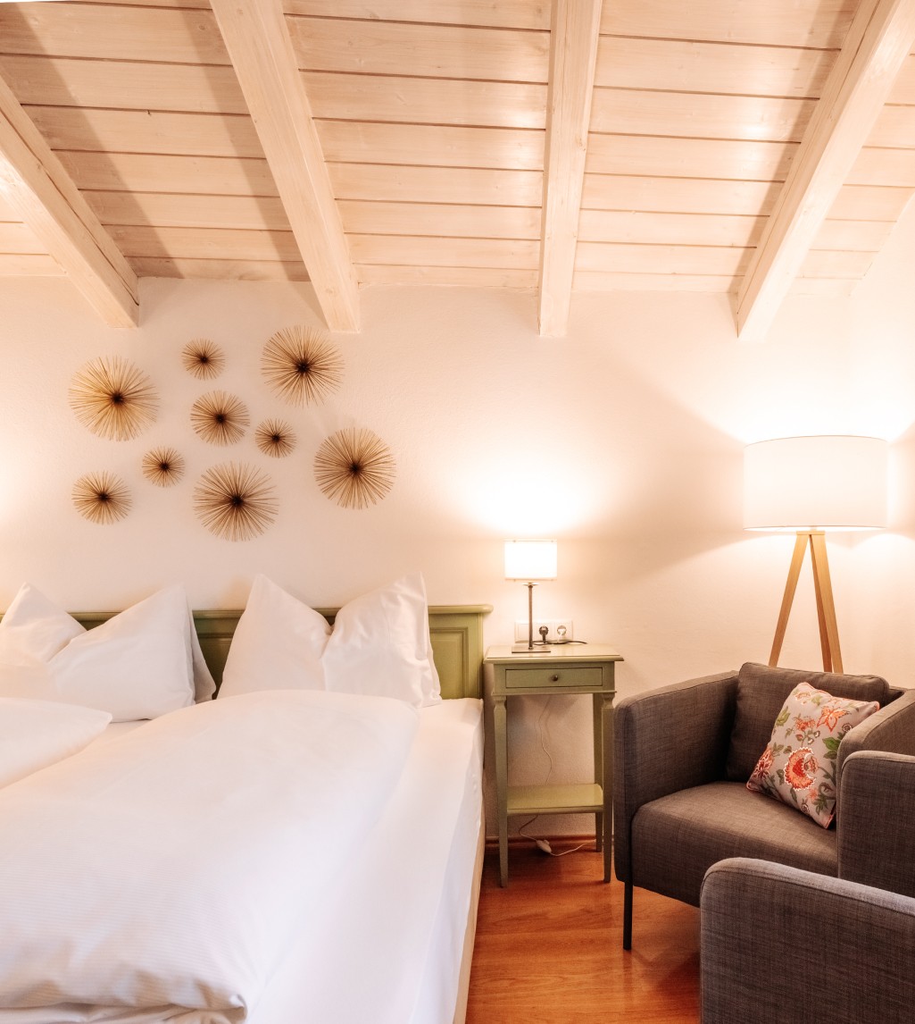 Gemütliches Doppelbett im Doppelzimmer in Filzmoos