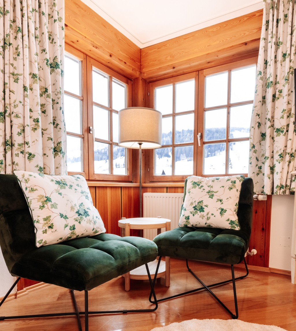 Zimmer mit großen Fenstern im Boutiquehotel Hubertus