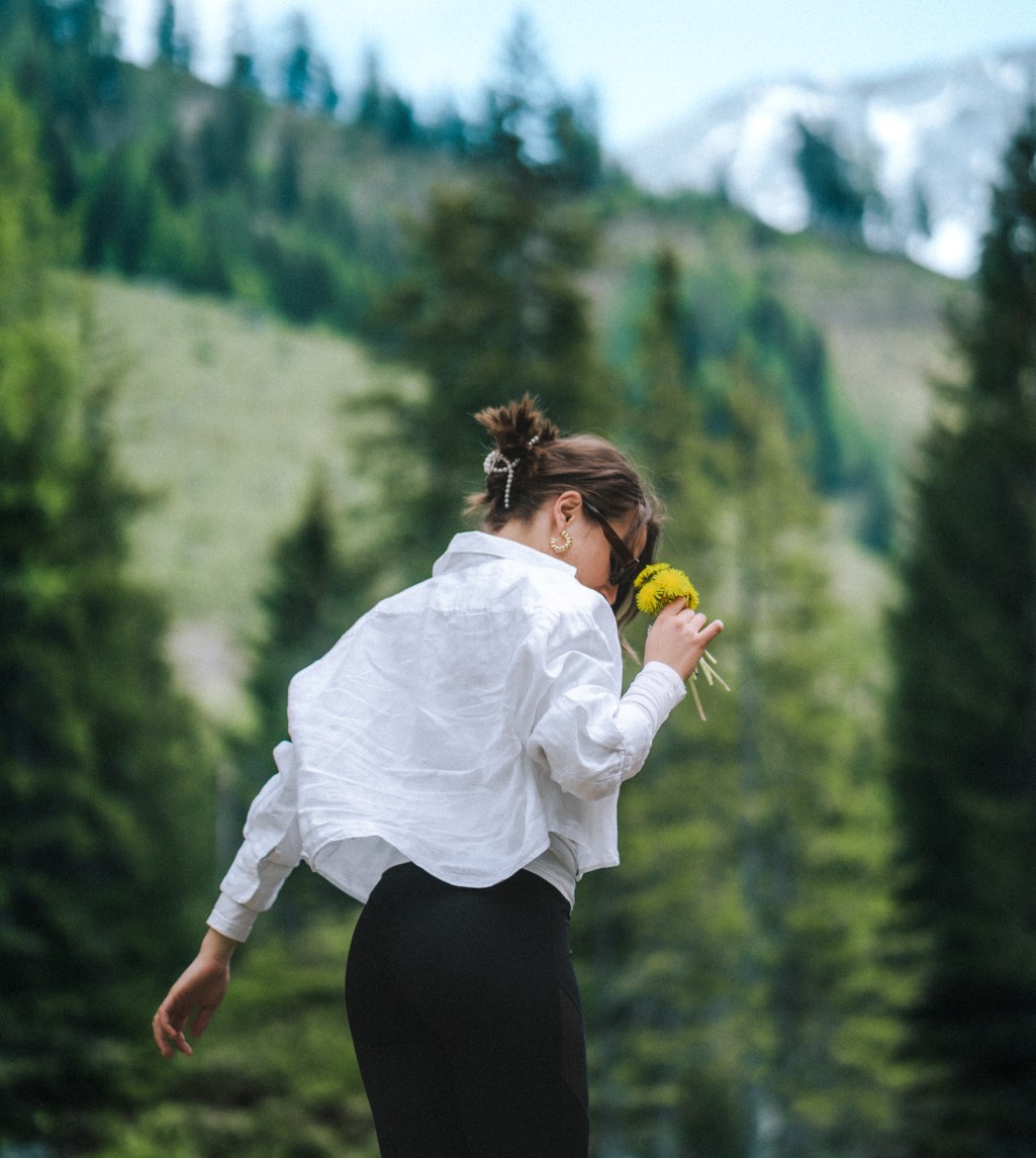 Dame spaziert durch die Berglandschaft in Filzmoos