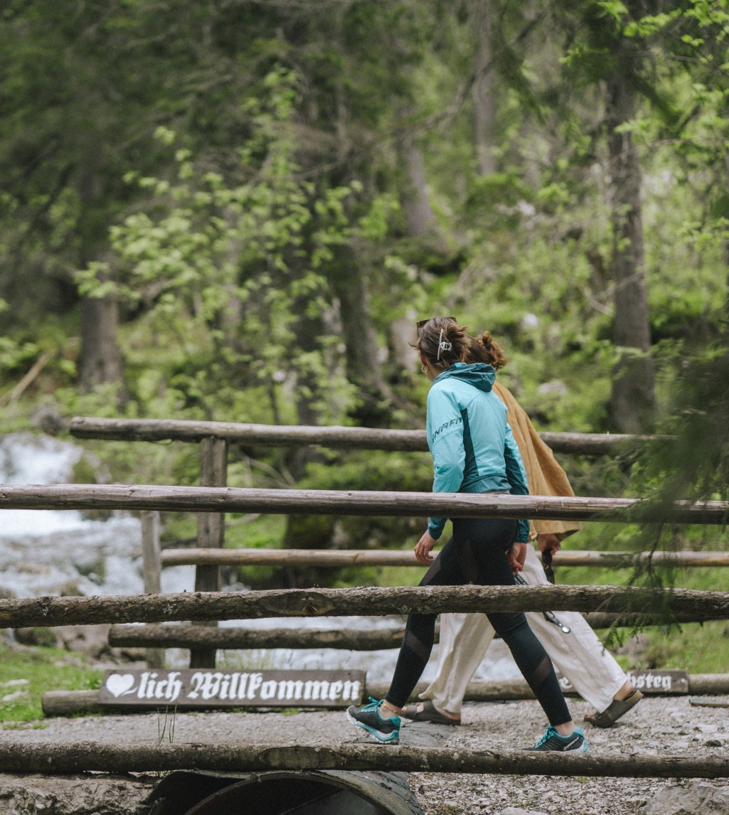 Wanderung durch den Wald im Wanderuraub in Filzmoos