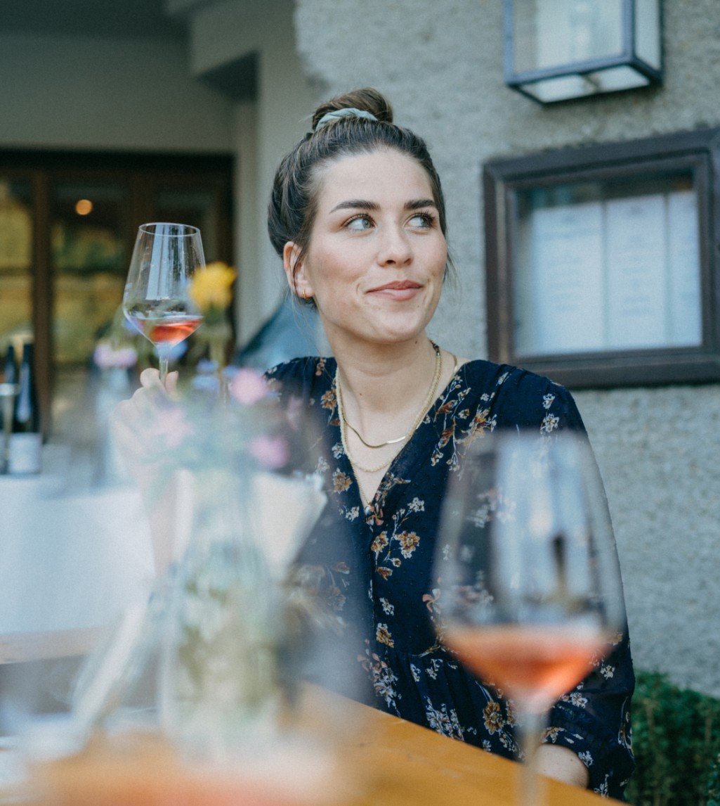 Dame genießt ihren Aperol