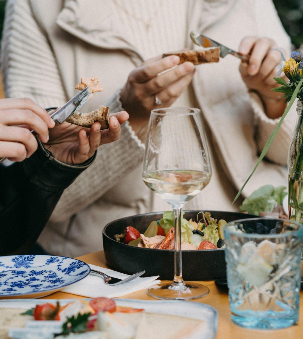 Gäste genießen Essen bei einer Feier im Boutiquehotel Hubertus