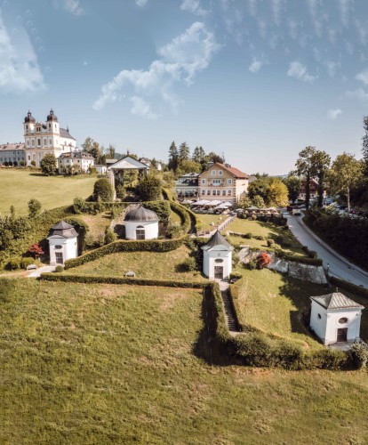  Hotel Gasthof Maria Plain mit Berglandschaft im Sommer