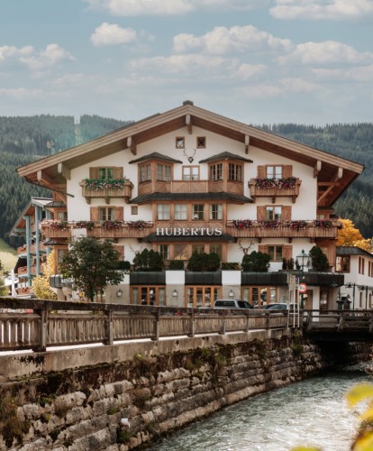 Außenansicht des Hubertus Hotels im Sommer