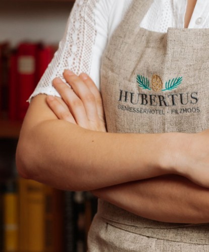 Mitarbeiter in Schürzte mit dem Logo des Boutiquehotel Hubertus