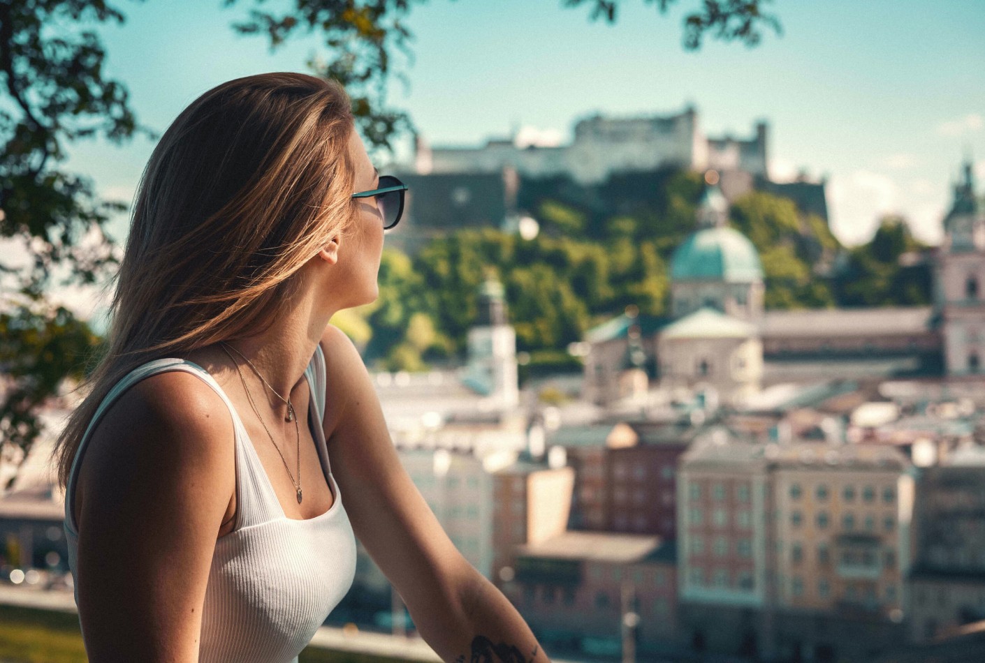 Frau genießt das Panorama von Salzburg  © unsplash