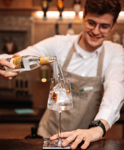 Barkeeper bereitet Getränke zu