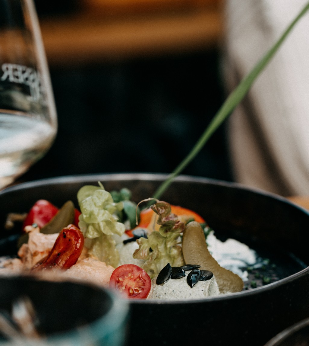 Fein angerichtetes Gericht mit frischem Gemüse