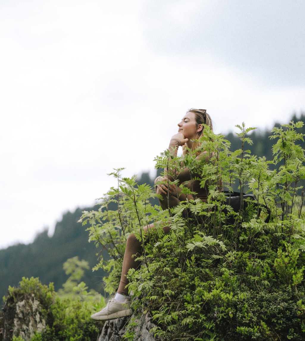 Dame genießt die Landschaft und frische Luft in den Bergen