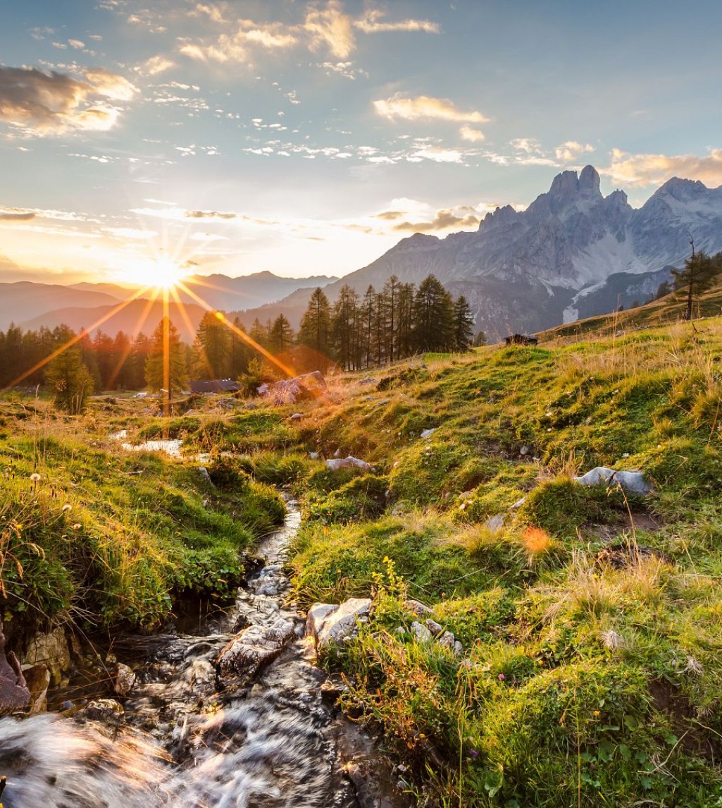 Sonnenaufgang über einem Bergpfad