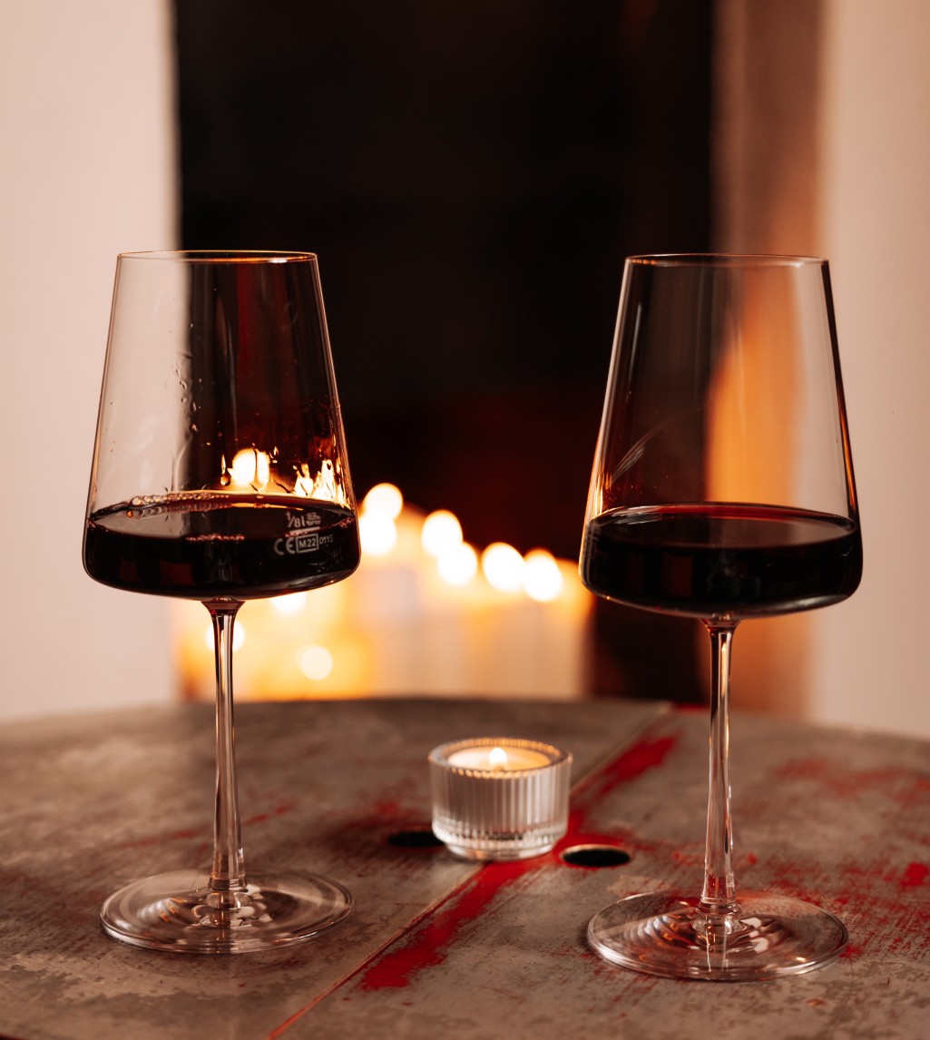 Romantisches Weintrinken am Kamin