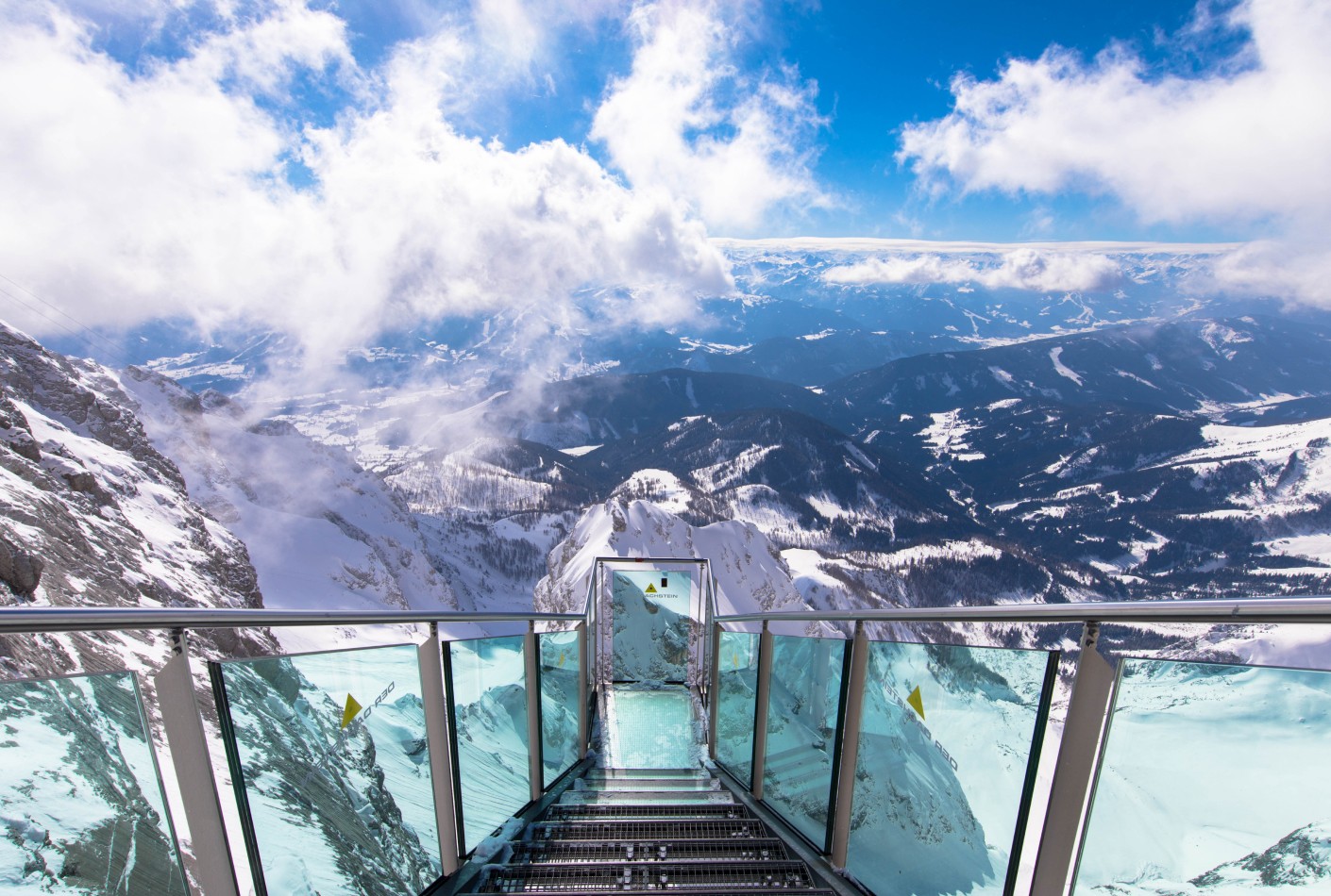Atemberaubender Blick von der Dachstein Hängebrücke © shutterstock.com