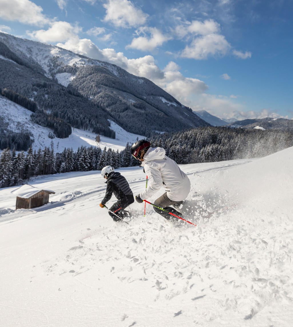 Skifahrer auf einer sonnigen Piste in Filzmoos  © TVB Filzmoos